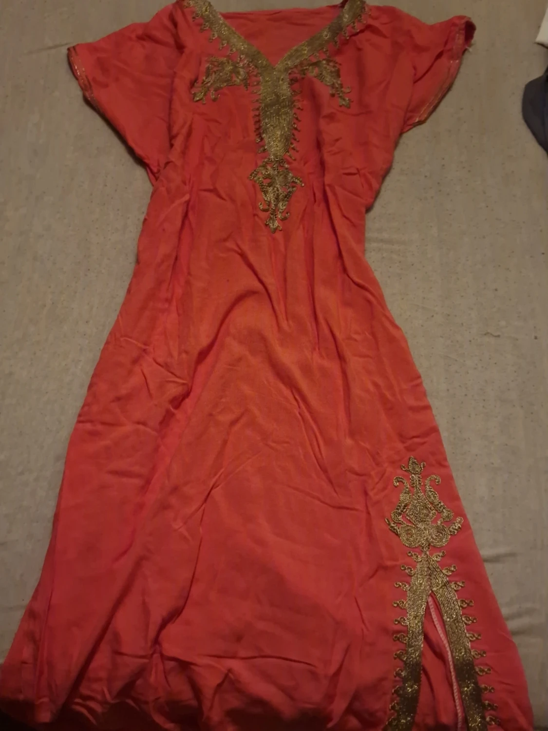 Korallfärgad långklänning med guldmönster