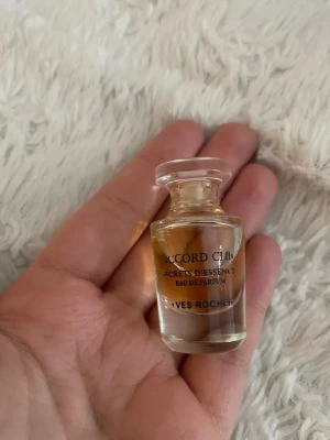 Accord Chic Eau de Parfum mini - Upptäck Accord Chic från Yves Rocher i en smidig miniflaska. Perfekt för dig som vill testa något nytt eller ha med i väskan. Eau de Parfum-varianten ger en intensiv doftupplevelse. 4ml