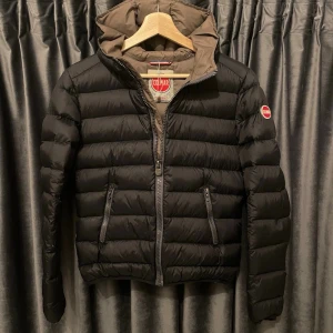 Colmar jacka  - Colmar jacka - svart - skick 9/10, väldigt bra skick utan några defekter! - storlek 40, vet ej riktigt exakt vad de motsvarar, men de kan vara barnstorlek, uppskattar att den passar någon runt 150-155cm, (vuxen XXS) - lite tjockare dunjacka som är perfekt just nu och fram mot våren - hör av er vid frågor🙌