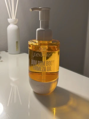Sol de Janeiro Bum Bum Body Oil - Säljer en Bum Bum Body Firmeza Oil från Sol de Janeiro. Perfekt för att ge huden glow och fukt. 