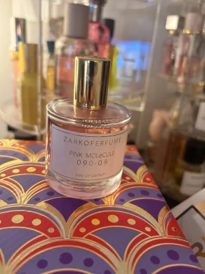 Zarkoperfume pink molecule - Säljer min pink molecule från Zarkoperfume, har för många parfymer 🧡 doftar som aprikos och champagne. 🍑 🥂 Använd bara några sprut så nästan helt full! Säljs på kicks för 990kr🤍 50 ml