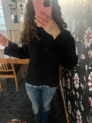 Blå Pepe Jeans med coola detaljer - Säljer ett par blå jeans från Pepe Jeans med snygga slitningar och kontrastsömmar. Modellen har låg midja, raka ben och unika fickdetaljer med dragkedja och broderad 73-tag. Materialet är klassisk jeans och passformen är normal.