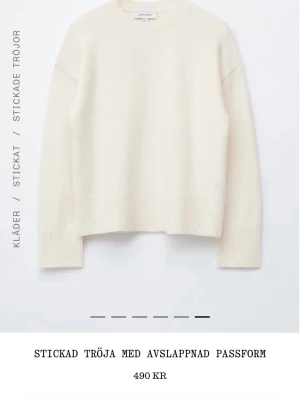 Vit stickad tröja från & Other Stories - Supermjuk vit stickad tröja från & Other Stories med avslappnad passform. 