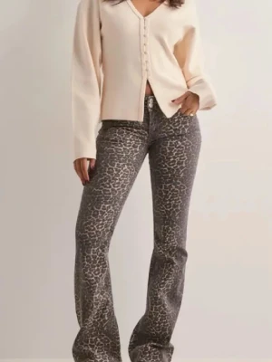 Leopardmönstrade bootcut jeans Nelly - Slutsålda på hemsidan❗️❗️Snygga bootcut jeans med leopardmönster i grå och beige toner. Byxorna har klassisk femficksdesign och normal passform. Materialet är jeans med stretch för extra komfort. Perfekta för dig som vill sticka ut med en cool och trendig look.