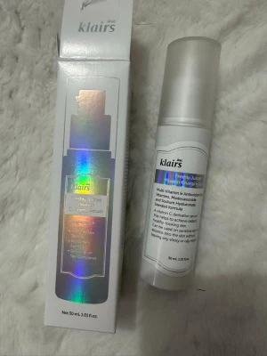 Klairs Freshly Juiced Vitamin Serum - Klairs Freshly Juiced Vitamin Charging Serum i en vit plastflaska med pump, 30 ml. Innehåller C-vitamin, antioxidanter och hyaluronsyra som ger huden lyster och jämnare ton. Passar även känslig hud och absorberas snabbt utan att kännas kladdig.