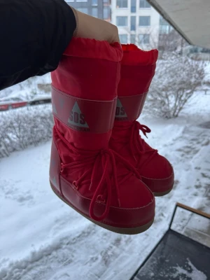 Röda moon boots från SOS Footwear - Röda moon boots från SOS Footwear. Använda enstaka gång – därmed väldigt bra skick. Några lösa trådar annars inga defekter.