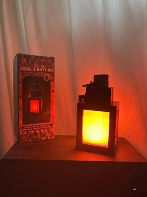 Minecraft lampe - Lampa från Minecraft, den kan växla mellan 14 färger. Kan hängas på väggen utan att behöva göra hål. Medföljer: specialanpassad dubbelsidig tejp, lampfäste samt själva lampan. Ingen anledning till batterier – denna lampa drivs med medföljande USB-C-kabel.