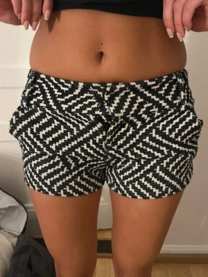 Svartvita mönstrade shorts - Säljer ett par snygga svartvita shorts med zigzag-randigt mönster. Det finns ingen storlek men passar xs-s💓