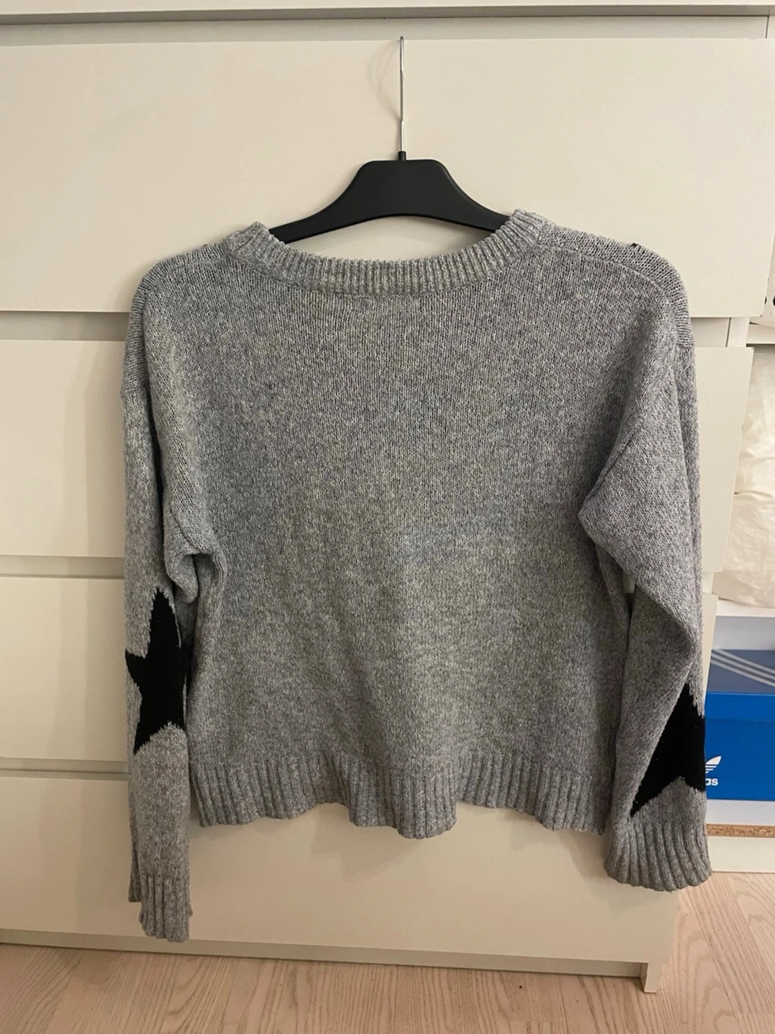 Supersöt grå stickad tröja med stjärnor på💕 - 1