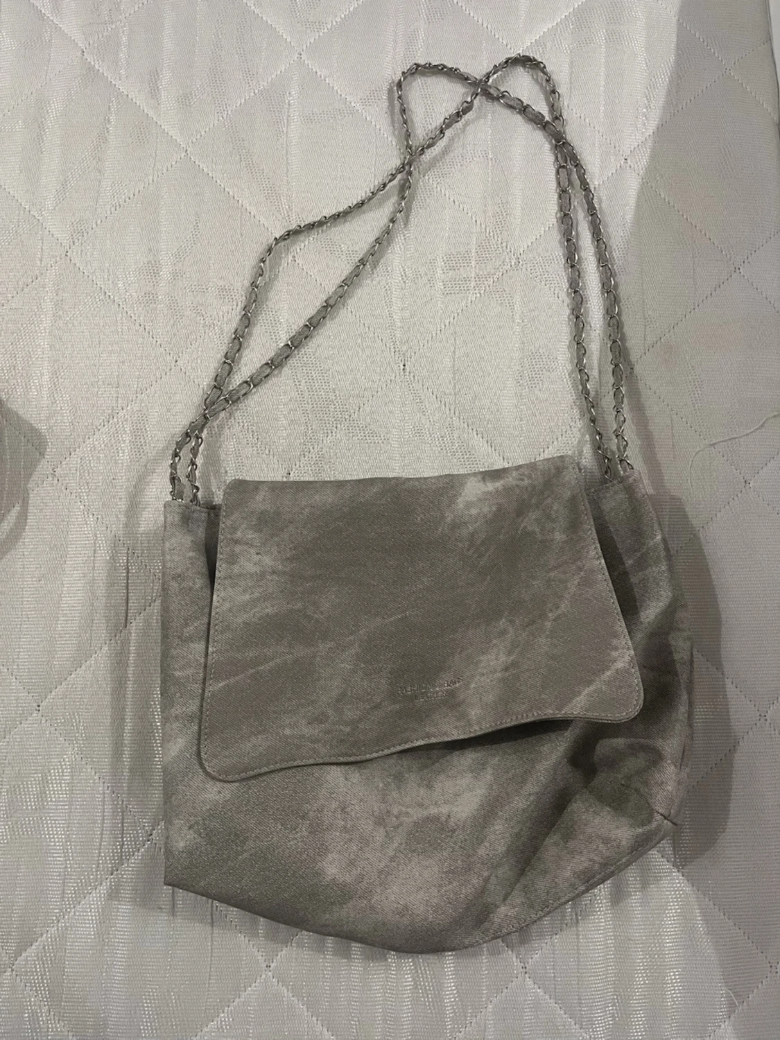 Grå axelväska i sammet med kedjerem