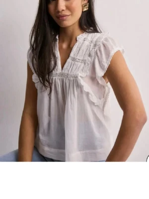 Blus Neo Noir - Blus köpt från Nelly, aldrig använd och lapp kvar, nypris 599kr💕