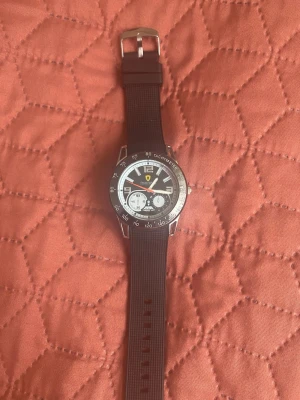 Klocka - En fin klocka med svart urtavla. Den är nästan ny.