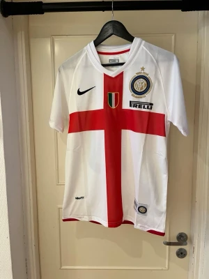 Inter Milan 07/08 away kit X Adriano 10 - Säljer en Inter Milan fotbollströja från Nike i storlek S. Tröjan är vit med ett rött kors på framsidan, blått Inter-emblem, guldstjärna och Pirelli-logga. På ryggen står Adriano och nummer 10 i blått. Materialet är polyester och har Nike FITDRY-teknologi. Om du vill ha eget tryck och ditt namn där bak hör av dig! MVH Moncliqué 🥂