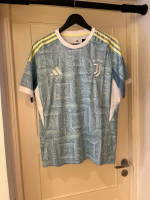 Juventus 25/26 Away kit - Säljer denna snygga juventus tröjan i storlek S. Om du vill ha eget tryck och ditt namn där bak hör av dig!MVH Moncliqué 🥂