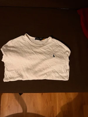 Vit långarmad från Polo Ralph Lauren - En hel vit långarmad tröja från Ralph Lauren använd en gång för den var för stor. Jätteskönt material