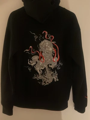 Stilren Hoodie  - Säljer denna unika/snygga hoodien. Mycket fin design på både framsidan och baksidan. Mycket bra skick, hoodien passar till alla typer av stil. Fråga om du undrar över nåt.