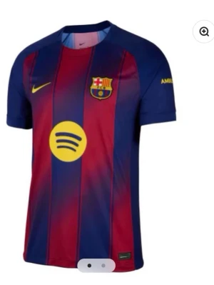 Barcelona tröja Lamine Yamal 25/26 Home - Barca T-shirt med märket Nike Lamine yamal nummer 10 på ryggen skön och snygg tröja.😊