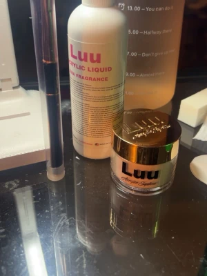 Akryl set från luunails - Snygg svart pensel från Luunails som är en pendel vid applicering av akryl. Kommer i en smidig och stilren förpackning som är enkel att ta med i väska. Samt akryl vätska och ett akryl pulver i sweet pink. Original pris för allt är 638kr 