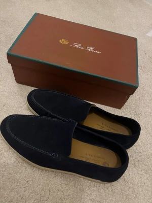 Loafers - Loafers som jag inte använder längre. De är inte använda så mycket och kan lätt tvättas upp och bli finare skick.