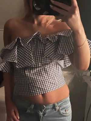 Blårutig offshoulder volangtop - En jättesöt rutig off-shoulder topp med volanger som tyvärr är för liten för mig 🥹  - Storlek S, upplever att den är mer som en XS & det sa beskrev även säljaren jag köpte den av!  - Dragkedja vid sidan av toppen  - Må finnas sminkfläckar på vissa ställen på toppen, säg till om jag ska tvätta före!  OBS: bor i lägenhet med tvättmaskin som jag delar med respektive av personerna som bor i samma lägenhet - därav kan jag inte tvätta den på en dag, utan behöver vänta tills jag får tvättid!!! 💙