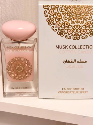 Gulf Orchid Musk Collection Cotton Candy parfym - Musk Collection Cotton Candy från Gulf Orchid är en Eau de Parfum på 60 ml. Knappt använd vilket syns på bild. Givetvis förvarad mörkt och svalt. Kommer i originalförpackningen.