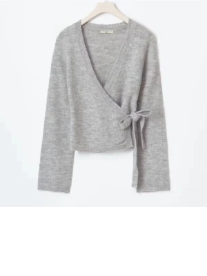 Grå omlottkofta med knyt - Snygg stickad omlottströja från gina tricot! Andvänd ca 2 ggr och som ny,  hör av dig vid frågor!💕