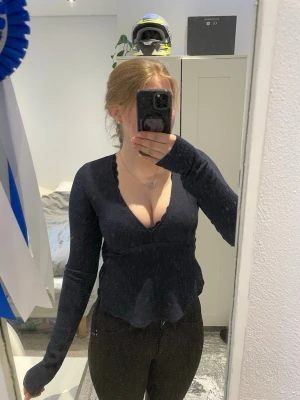 Nelly topp med knytning - Säljer en marinblå långärmad topp från Nelly. Den är i ett bekvämt material som sitter nära huden. Ganska långa ärmar med en gullig knyt-detalj i ryggen. Superfin både till vardags eller fest. Storlek S, superfint skick!!