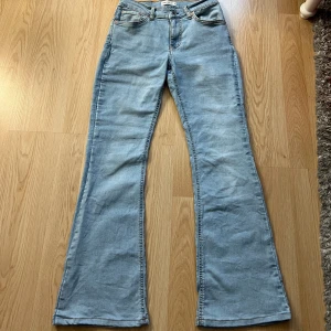 Low waist bootcut jeans Gina tricot  - Low waist bootcut jeans från Gina tricot i normal längd. De är uppsydda nertill för att passa mig som är 158 men skulle säga att de passar 160 och neråt. Använda ett fåtal gånger, därmed i superfint skick🙌🏼 köpta för 500 💓skriv vid funderingar💓