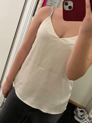 H&M satin linne - Säljer då den inte kommer till användning. Den har några fläckar på baksidan. 