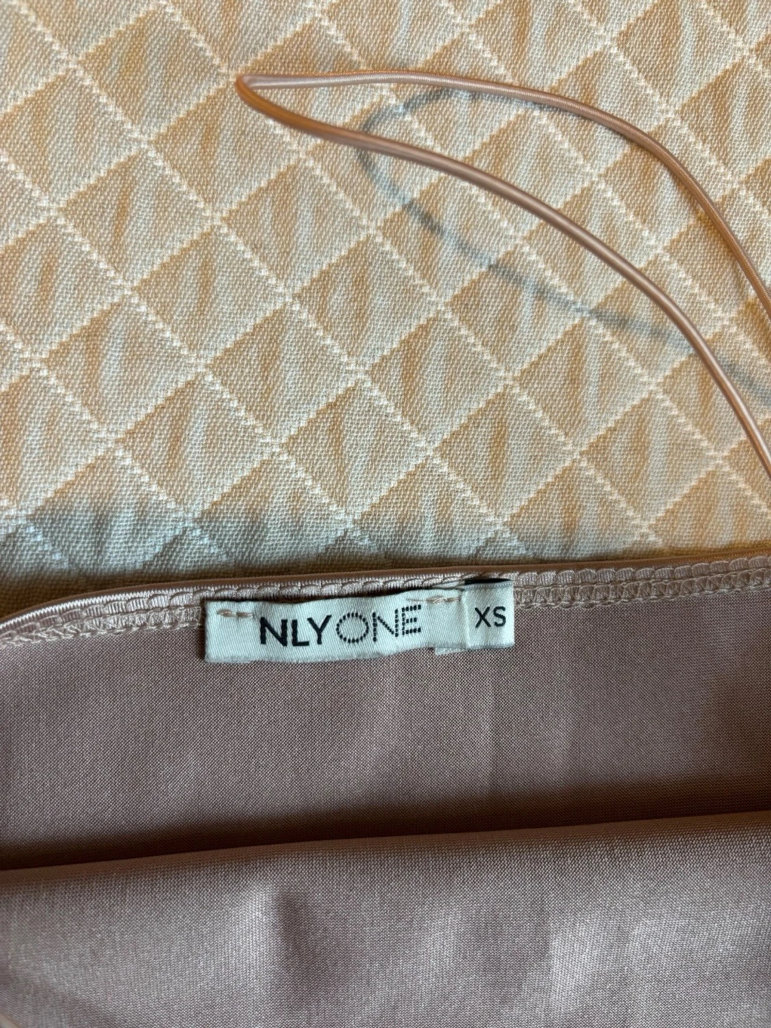 Champagnefärgad satin bandeau topp NLY ONE - 2