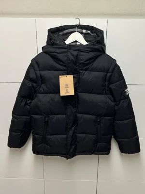 Burberry Dunjacka  - Säljer en jacka helt ny. Storlek M passar S. Snabb frakt, kan bli till väst också.