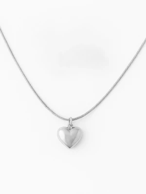 Silverfärgad halsband med hjärthänge - Snyggt halsband i silverfärgad med ett stilrent hjärthänge. Kedjan är tunn och smidig, och hjärtat har en mjukt rundad form som ger en modern vibe. Perfekt för dig som gillar minimalistiska smycken med en romantisk touch.