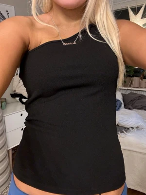 Fest topp - Svart Off shoulder fest topp från hm. Storlek S men passar även xs. Säljer då den inte kommit till användning. 