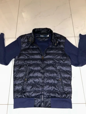 Ralph Lauren cardigan - Säljer en sällsynt Ralph Lauren cardigan i bra skick, 8/10. Den har inga defekter och är inte solblekt! Tillverkas inte längre så svår att få tag på, men nypris låg på 3000 ungefär. Passar runt 180 ⭐️