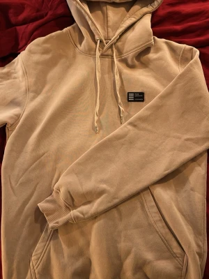 Mads Nørgaard Hoodie - Ljus rosa Loose Fit Hoodie från Mads Nørgaard Copenhagen, Storlek s. 65% Bomull, 35% Polyester.