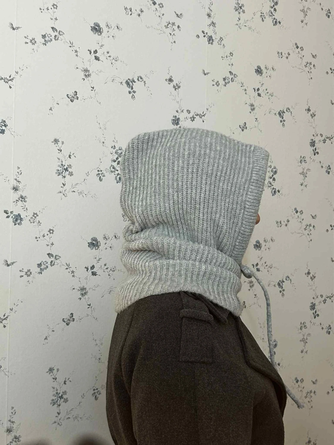 Ljusgrå stickad huva med snörning - 1