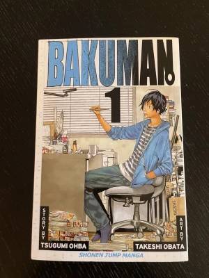 Bakuman Vol. 1 English - Bakuman är en inspirerande manga om Moritaka Mashiro, en elev som älskar att rita och drömmer om att bli en framgångsrik mangaskapare. Tillsammans med sin vän Akito Takagi tar han steget mot att skapa sin egen manga och utmana sig själv till max.