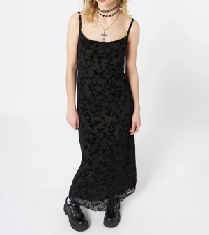 Minga London Titania Maxi Dress - Maxiklänning från Minga London i storlek XS. Köpt för 650kr, slutsåld. Klick gärna på Köp nu🖤
