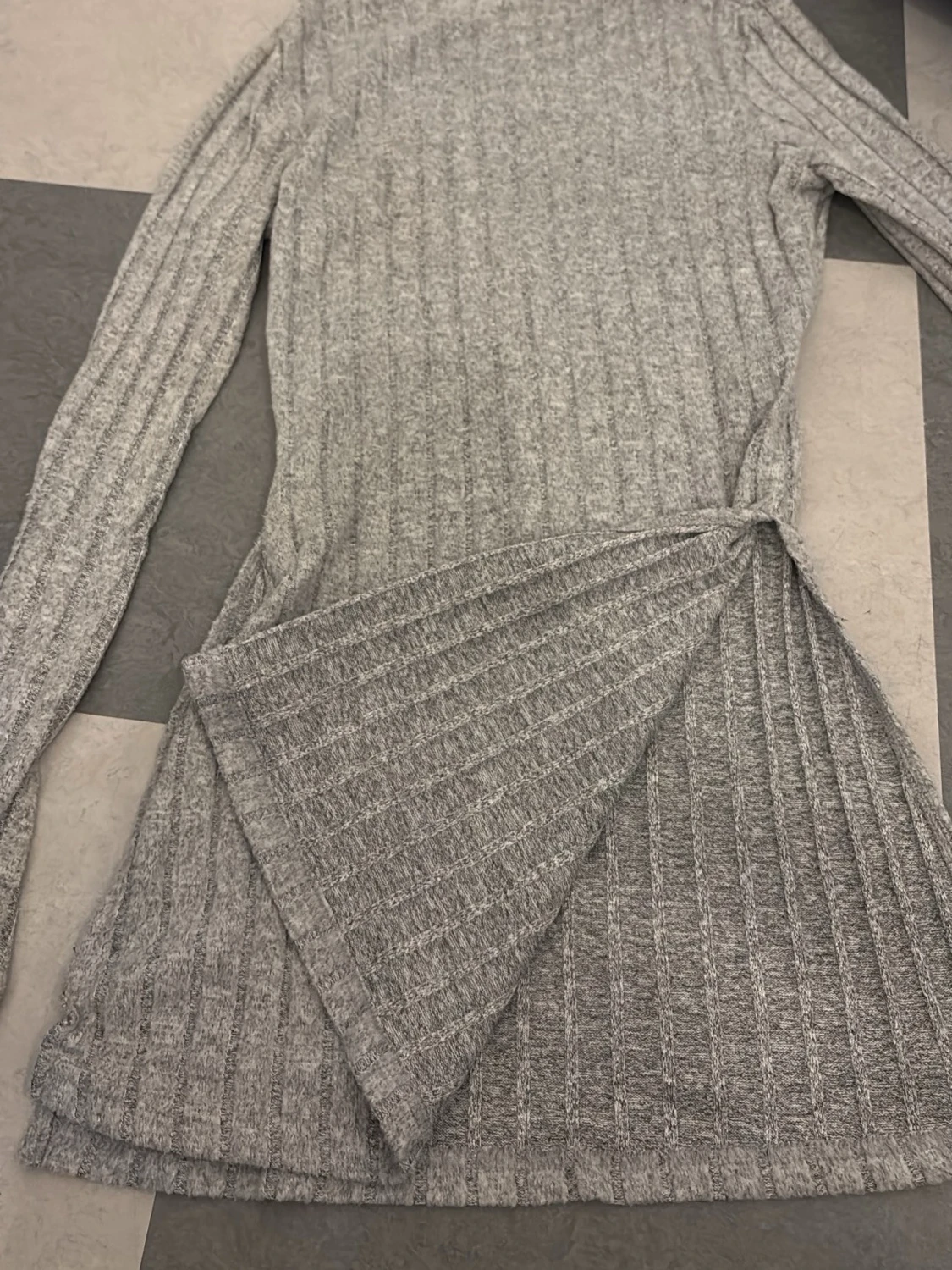 Grå ribbad stickad tröja - 1