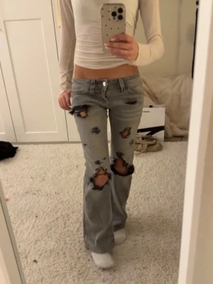 Grå slitna bootcut jeans - Säljer mina as snygga jeans då de tyvärr blivit för korta💔 pris går att diskutera!!💓 Jensen är snygga och coola och passar med vad som helst🫶