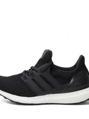 Adidas Ultraboost svarta sneakers - Svarta Adidas Ultraboost sneakers med stickad ovandel och klassiska tre ränder på sidan. Skon har snörning och en vit platt sula med Boost-teknologi för extra komfort. Perfekt för dig som gillar stilrena och sportiga skor.