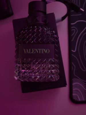 Valentino parfym 10ml - Snygg parfym från Valentino med en modern och exklusiv design. Perfekt för dig som vill sticka ut och addera en cool touch till din stil. Flaskan har en unik struktur som ger en lyxig känsla.