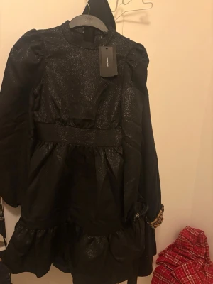 Fin glittrig klänning från Vermoda  - Fin klänning till nyår?🎉 jag säljer min sprillans nya klänning pågrund av fel storlek, super fin klänning i storlek xs lappen kvar. Vid funderingar hör av er 🤗