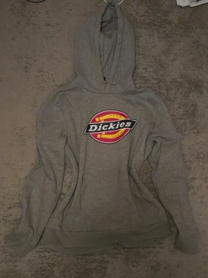 Dickies hoodie - En grå dickies hoodie. Använd fåtal gånger, därav priset. Säljer pga den inte används.