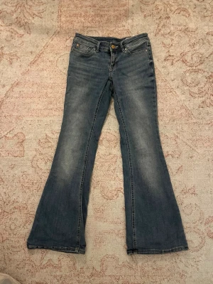 lågmidjade Bootcut jeans - Sjukt snygga bootcut jeans från Vero Moda, eftertraktade i storlek XS/30