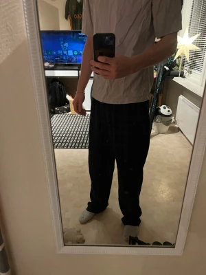 Ljuslila basic t-shirt i bomull - En enkel och stilren ljuslila t-shirt med rund hals och korta ärmar ifrån hm. T-shirten är gjord i mjuk bomull och har en loose passform som ger en avslappnad vibe. Perfekt att matcha med jeans eller shorts för en chill look.