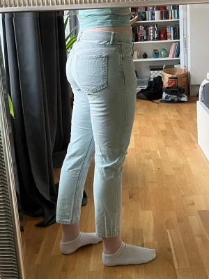 Jeans - Ljusblå jeans från Zara storlek EUR 44. De kommer från herravdelningen. Om de ser korta ut kan de va för att jag har långa ben, jag är 176 cm 