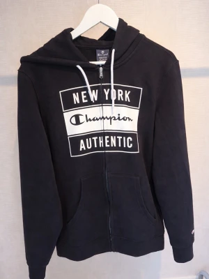 Champion hoodie zipper  - Enkel och stilren hoodie. Perfekt att kunna gå runt i hemma eller till gymmet. Storlek M fast sitter som S