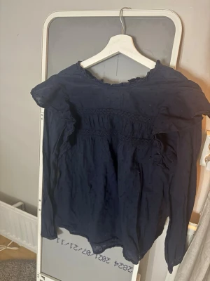 Blus med volang - Jättefin blus från veromoda använd ett fåtal gånger!💗