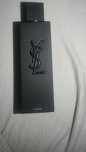Ysl myslf le parfum - Ysl myself le parfum 100ml riktigt good parfym för sommarkvällar och vinterdagar, sitter riktigt bra på kroppen i flera timmar även efter dusch, ny priss för 100ml Finns för 1500kr, mitt pris 850kr, nästan 85ml kvar av 100ml så nästan helt full.